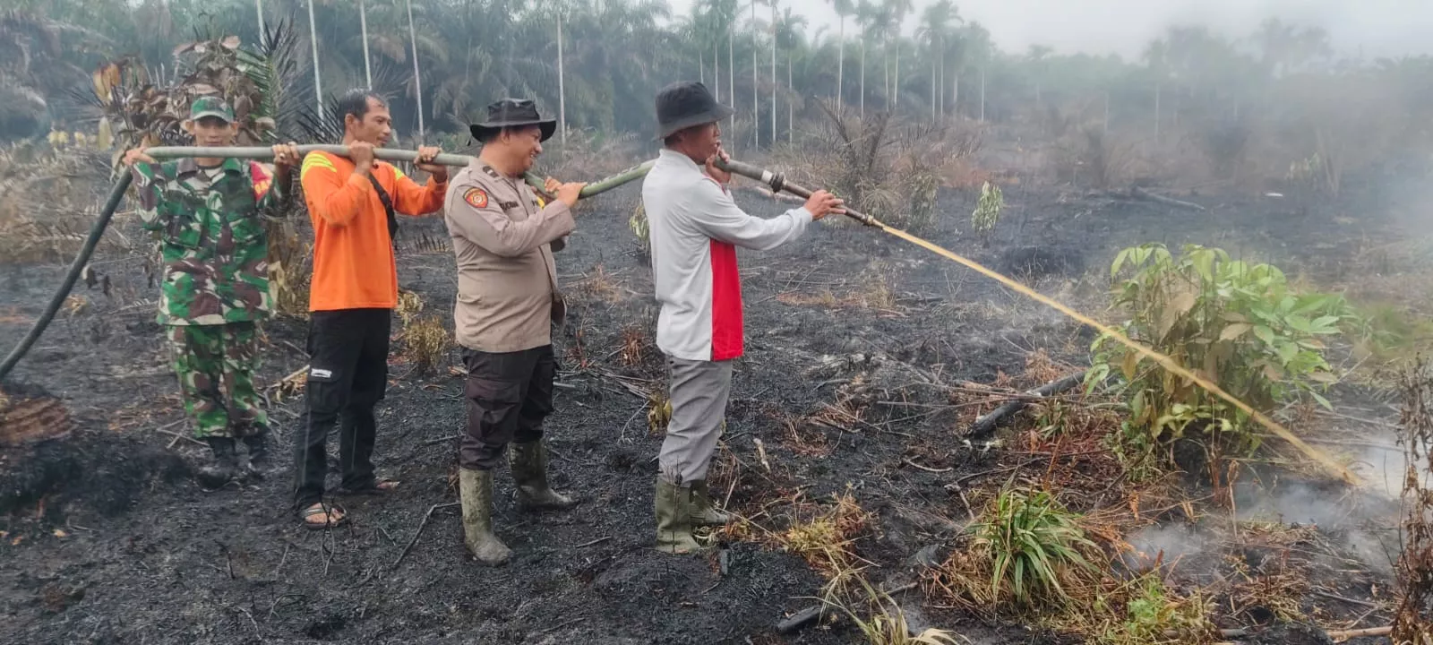 Kompak, Polsek Tempuling, Koramil 03/Tempuling, Pemdes Teluk Jira dan MPA Bahu-Membahu Atasi Karhutla