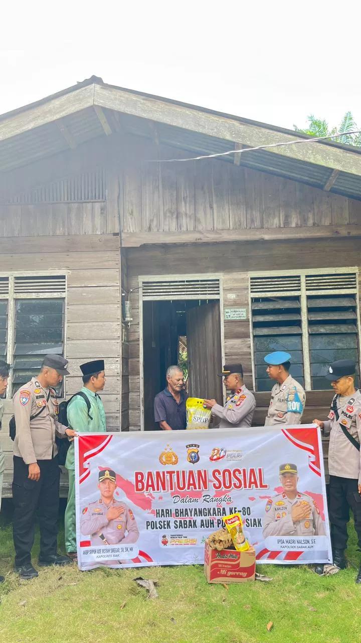 Jelang HUT Bhayangkara ke-80, Polsek Sabak Auh Hadirkan Bantuan Sembako untuk Masyarakat
