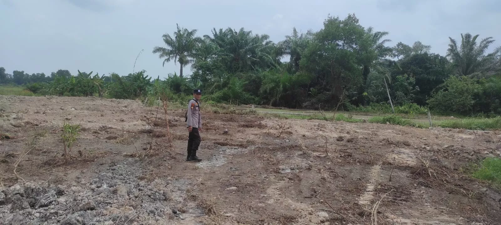 Polsek Sabak Auh Menyiapkan Lahan, Jagung Pipil Menanti Ditanam