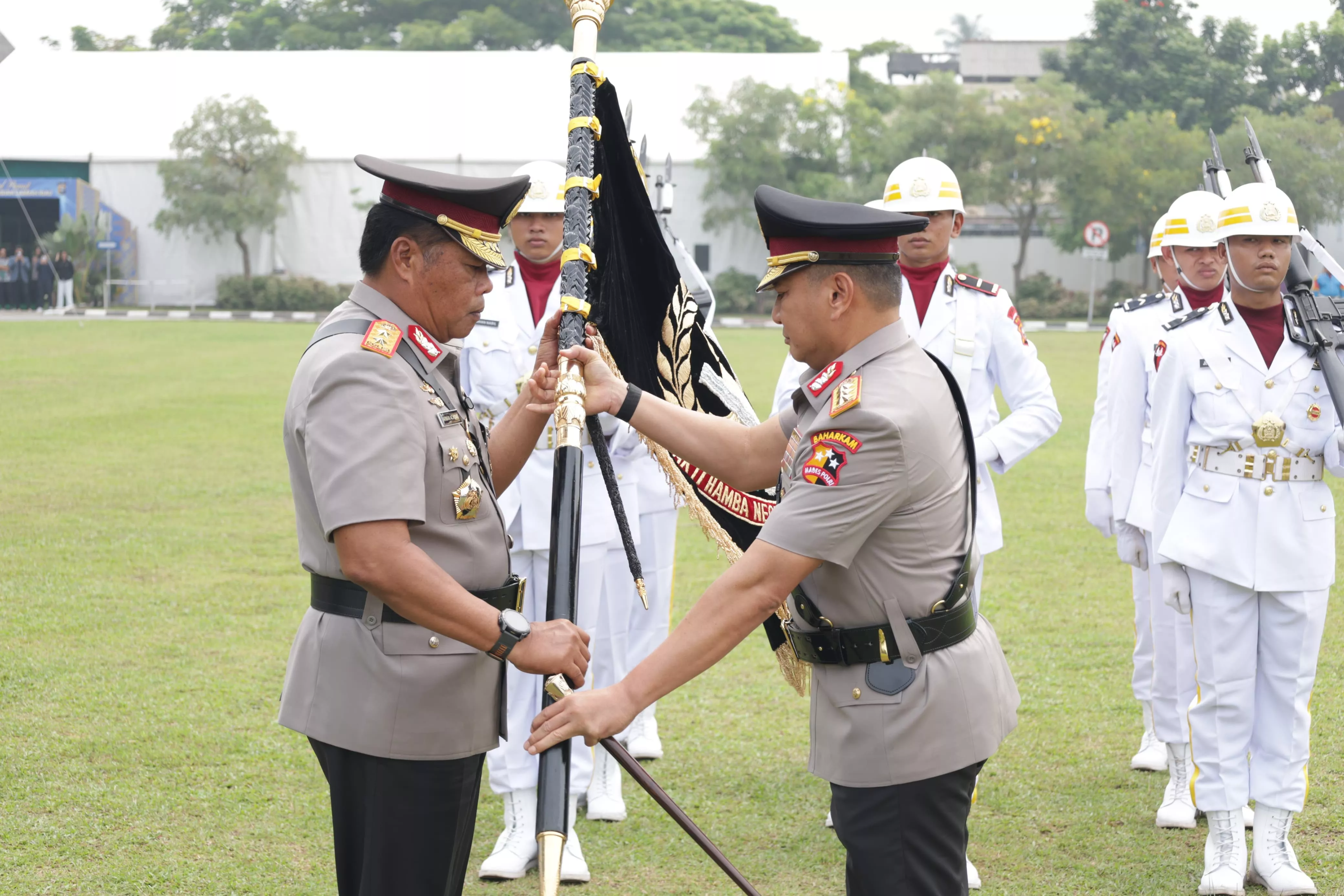 Penuh Haru, Komjen Herry Heryawan Pamit dari Polda Riau, Irjen Arman Achdiat Lanjutkan Tongkat Pengabdian