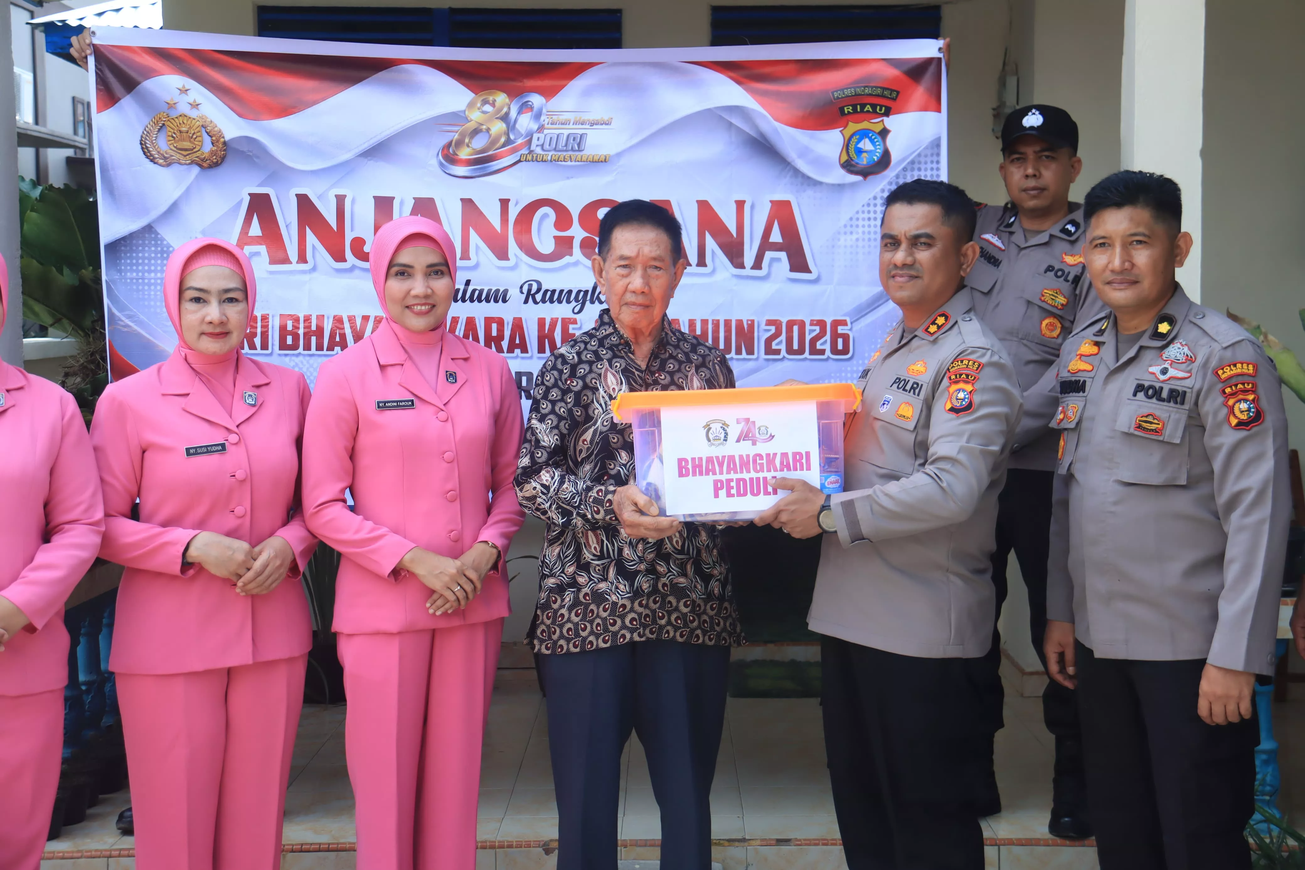 Polres Indragiri Hilir Gelar Anjangsana ke Kediaman Purnawirawan Polri dalam Rangka Hari Bhayangkara ke-80