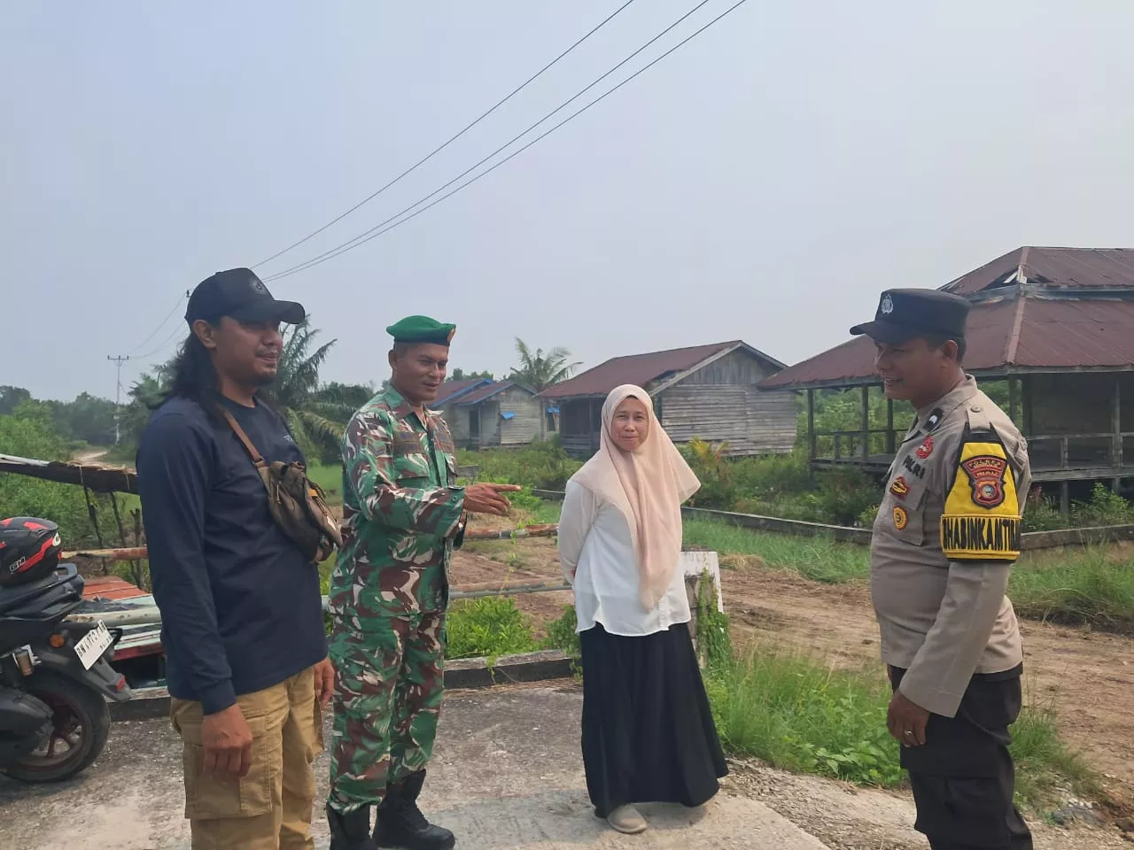 Babinsa Koramil 04/Rupat Laksanakan Komsos di Desa Sungai Cingam, Ajak Masyarakat Jaga Keamanan dan Ketertiban