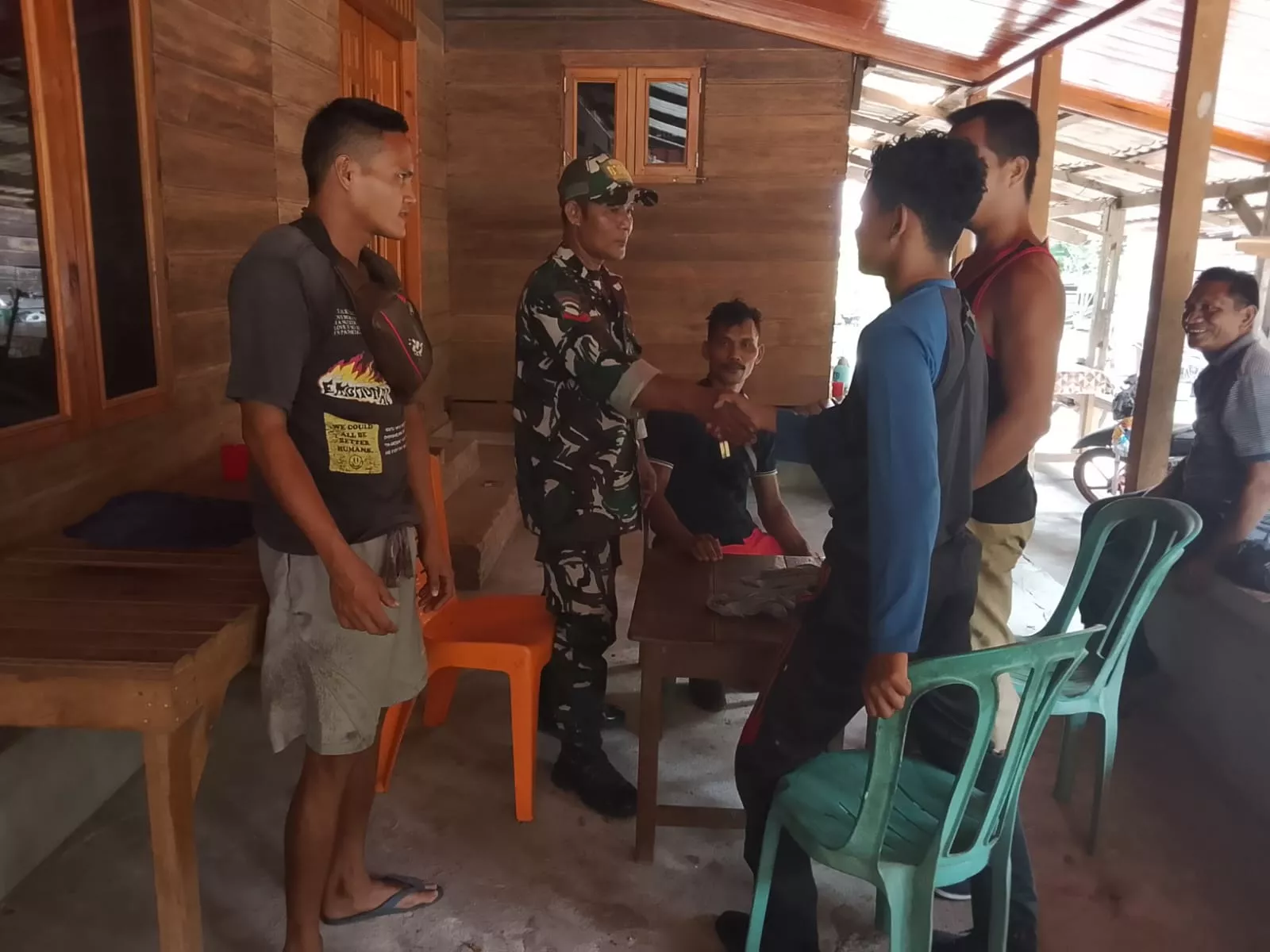 Babinsa Koramil 04/Rupat Gelar Komsos di Desa Dungun Baru, Perkuat Silaturahmi dan Kamtibmas 