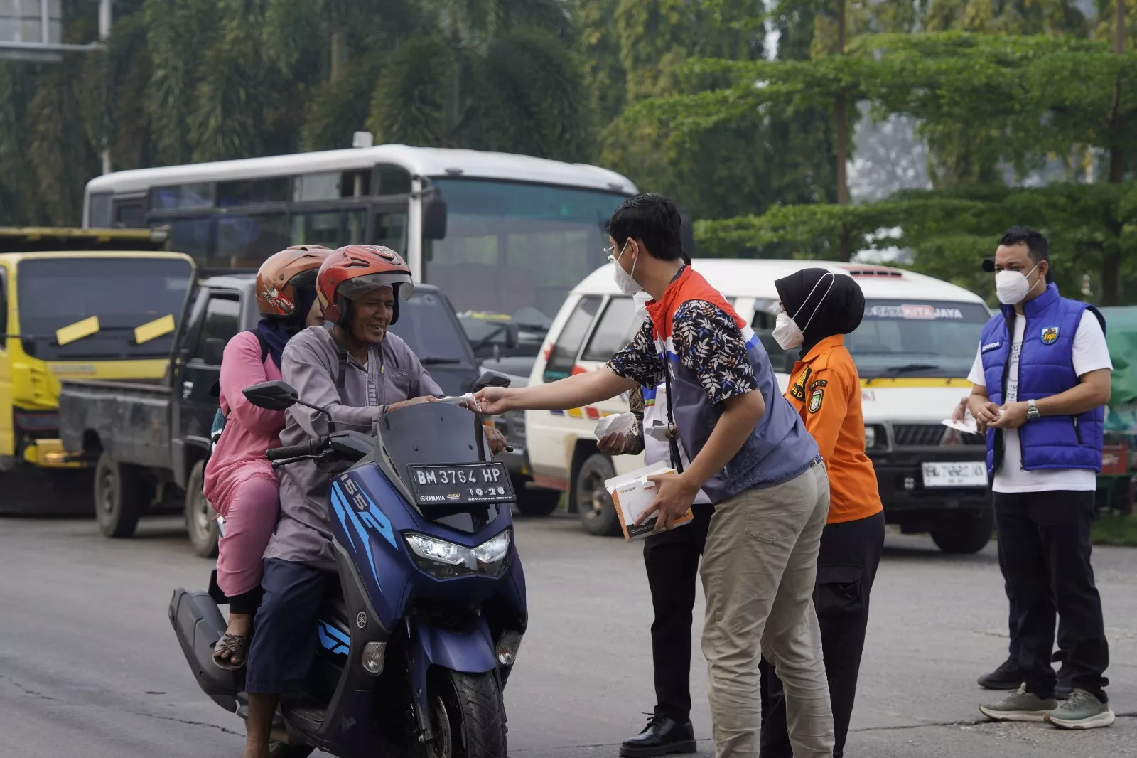 Pertamina Patra Niaga Kilang Dumai Bagikan Masker Gratis Untuk Masyarakat, Respon Cepat Penanggulangan  Dampak Kabut Asap Karhutla