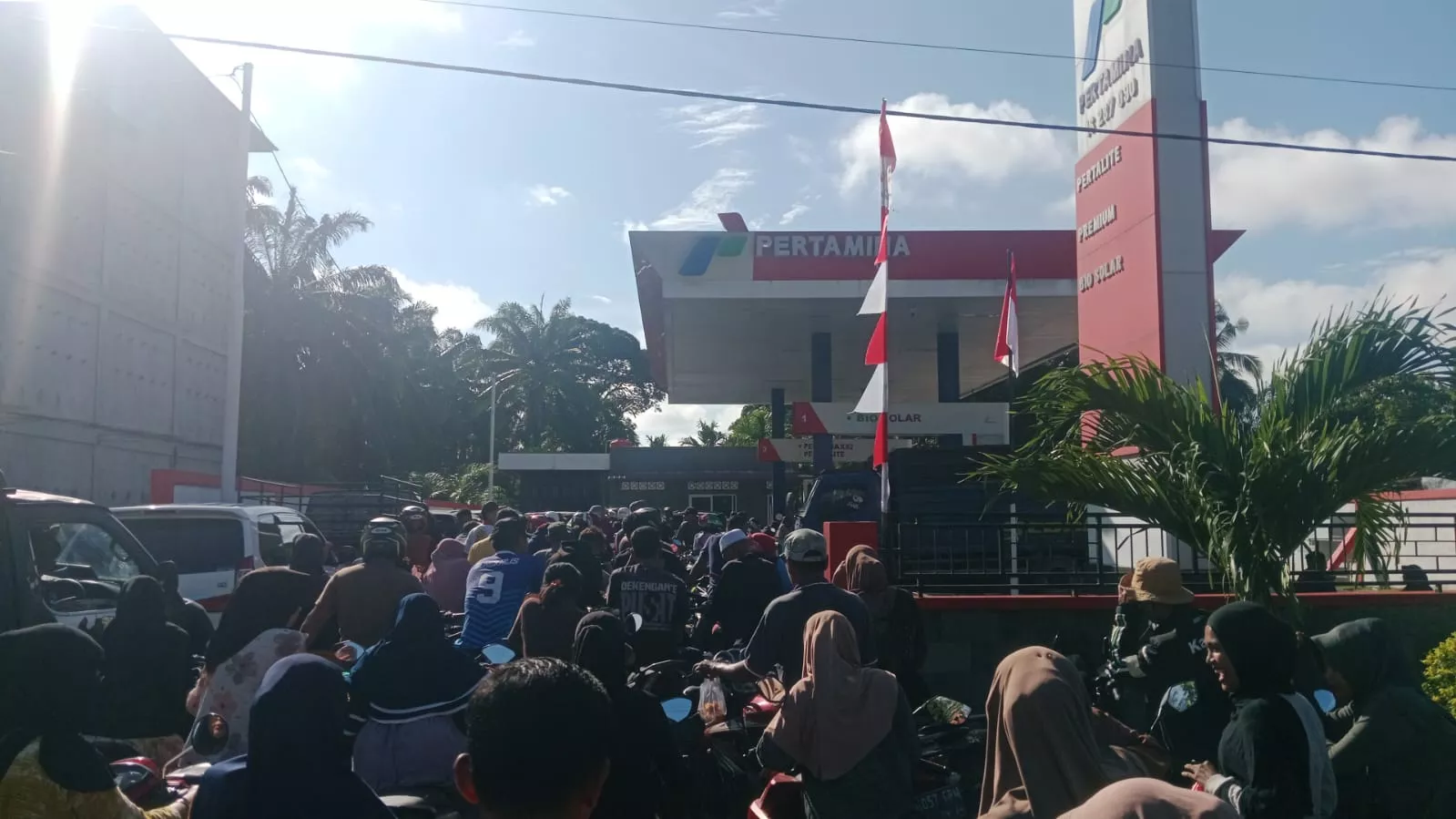Masyarakat Pertanyakan Kebijakan Pemerintah, Warga Pelosok Rupat Antri Berjam-jam Demi Pertalite