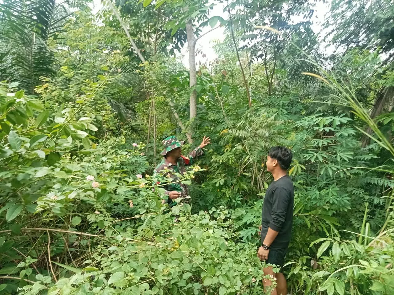 Cegah Kebakaran Hutan dan Lahan, Babinsa Koramil 04/Rupat Bersama  Warga Laksanakan Patroli di Desa Hutan Panjang