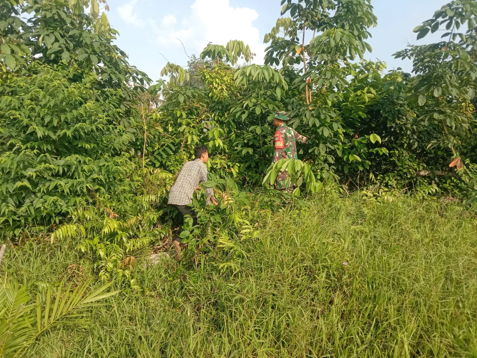 Babinsa Koramil 04/Rupat Bersama Masyarakat Patroli Cegah Karhutla di Desa Parit Kebumen 