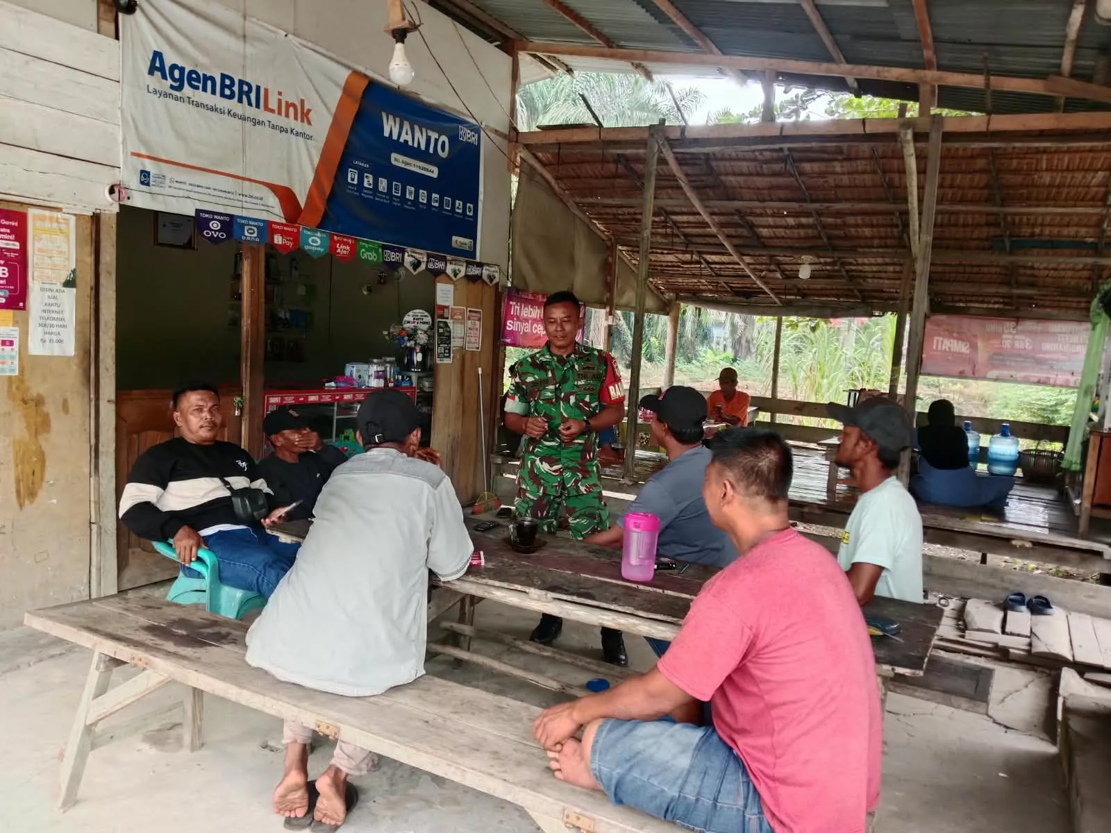 Babinsa Koramil 04/Rupat Laksanakan Komsos di Kelurahan Terkul 