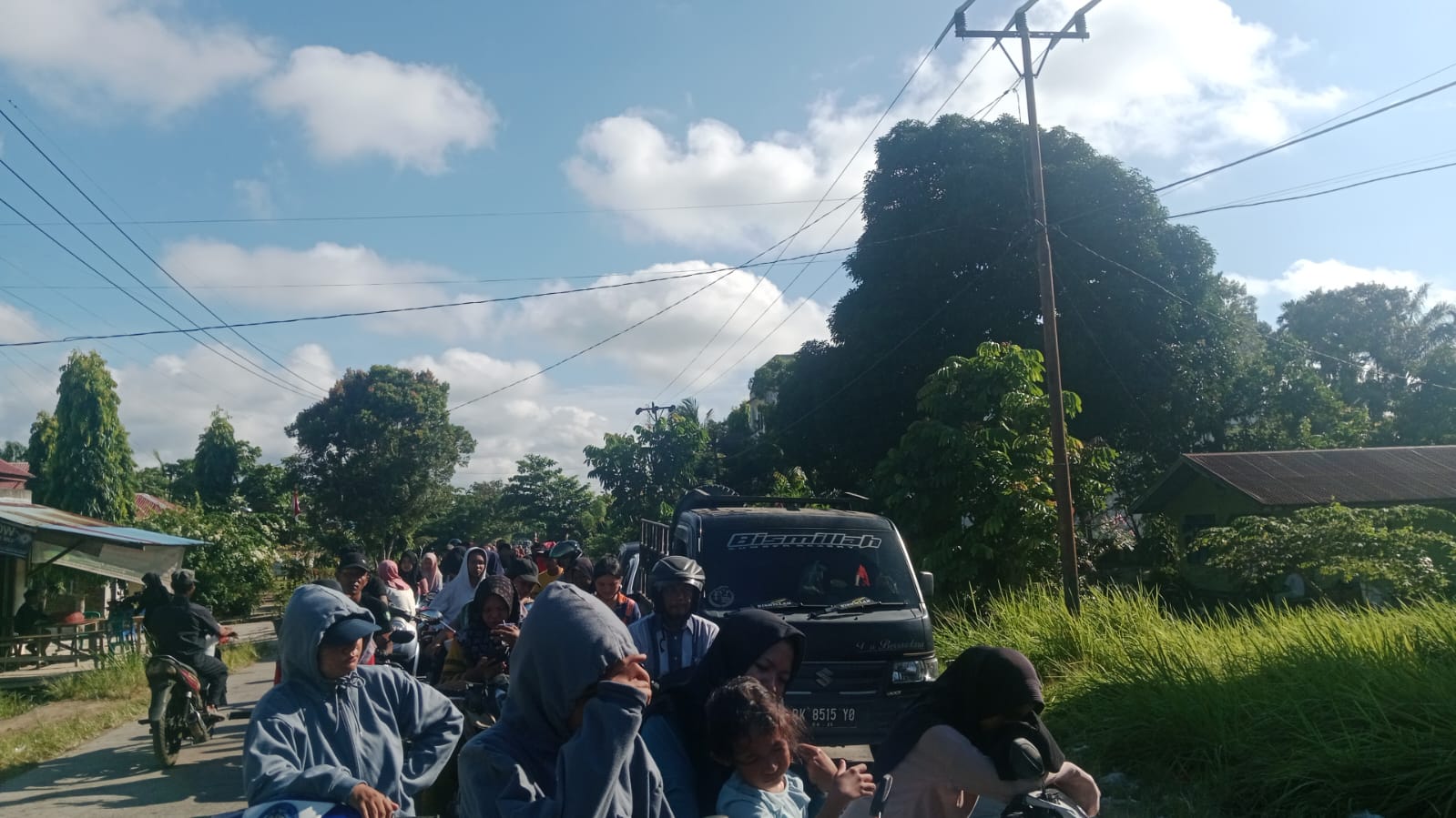 Masyarakat Pertanyakan Kebijakan Pemerintah, Warga Pelosok Rupat Antri Berjam-jam Demi Pertalite