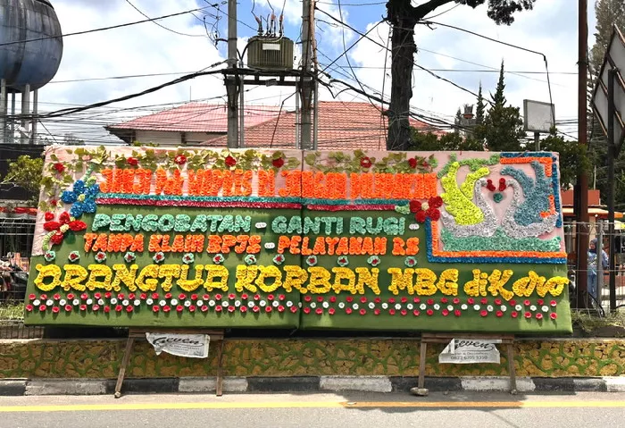 Orangtua Siswa Keracunan MBG di Karo Kirim Pesan Ke Wapres RI Lewat Papan Bunga di Tugu Perjuangan Berastagi
