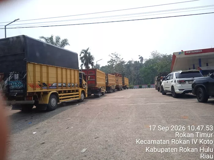 Hampir Dua Bulan Lebih, Antrean Panjang Solar Subsidi di SPBU Riau Masih Berlangsung