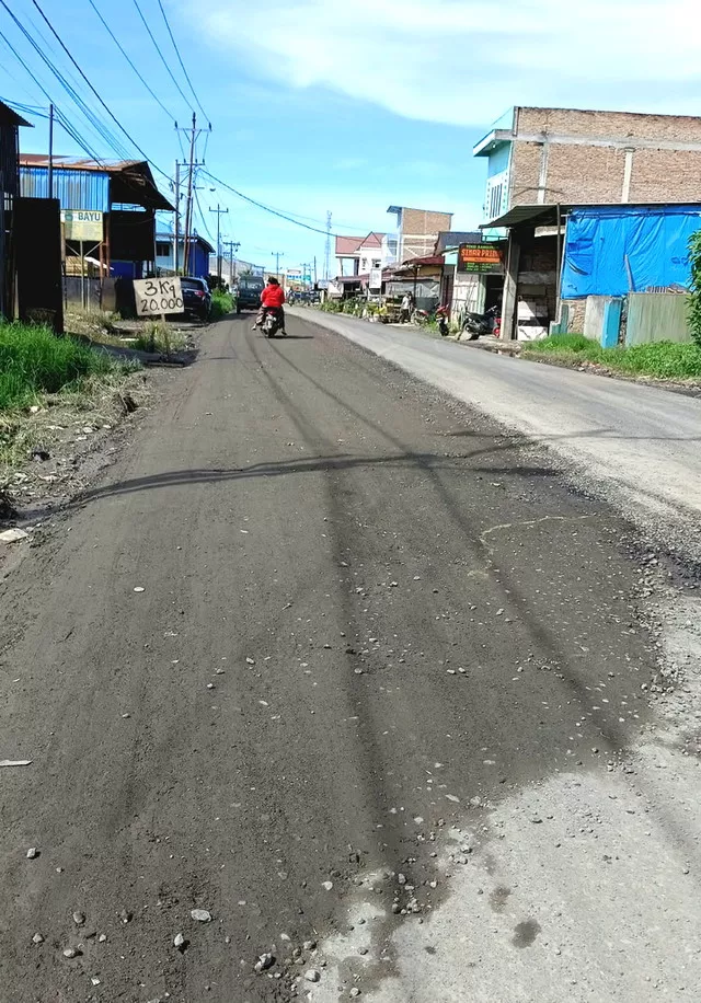 Masyarakat Apresiasi Kinerja Pemkab Karo Perbaiki Jalan Udara Berastagi - Simpang Empat 