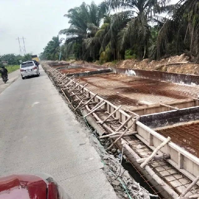 Diduga Dikerjakan Asal-asalan Lalu Ditinggal Pergi, Proyek Jalan Simpang Bangko Rohil Dikeluhkan Warga