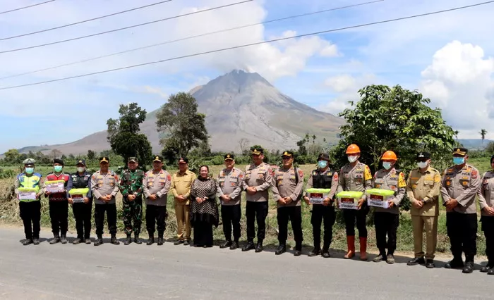 Pasca Erupsi Sinabung, Kapoldasu Tinjau Langsung Situasi dan Tekankan Respons Cepat