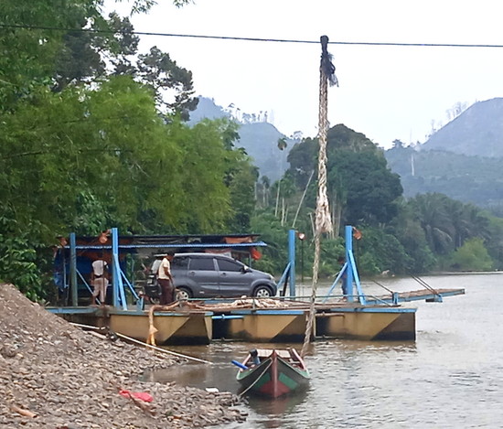Rakit khusus milik PT ANS/Central di Sungai Rokan Desa Koto Ruang Rohul