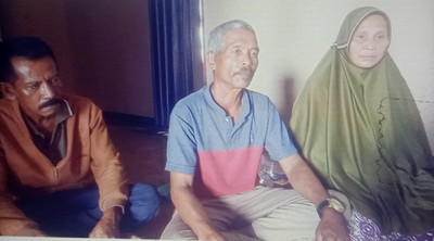 Tokoh Dusun III Pakobuk Desa Tanjung Medan, Rohul Riau Jasmi R Dt Bandaro Mudo (tengah) dan isteri, dan Syahrul kiri juga tokoh Tanjung Medan