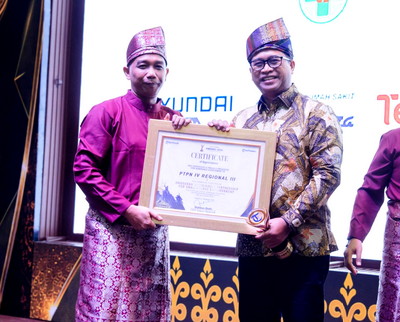 PTPN IV Regional III menerima penghargaan.
