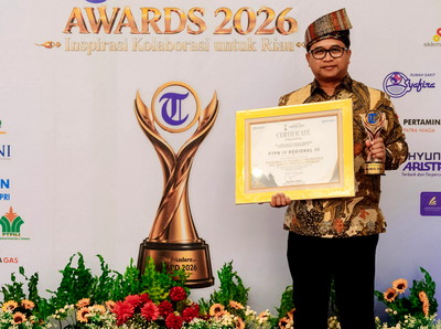 Region Head PTPN IV Regional III Bambang Budi Santoso mewakili perusahaan BUMN tersebut menerima penghargaan.