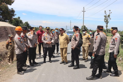 Kapolda Sumatera Utara Irjen Pol Whisnu Hermawan Februanto SIK MH meninjau kawasan Gunung Sinabung pasca erupsi.