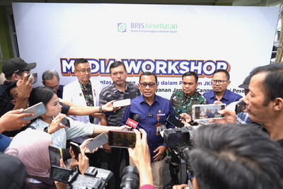 Direktur Utama BPJS Kesehatan, Prihati Pujowaskito beri keterangan pers.