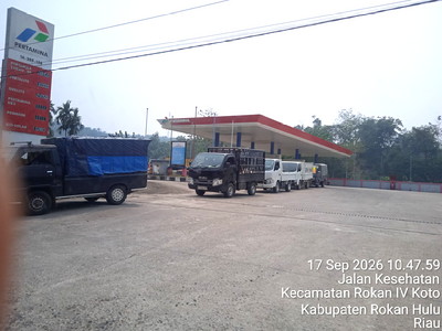 Antrean kendaraan solar subsidi di SPBU Kecamatn Rokan IV Koto, Rohul, Riau, Kamis (17/9/2026). (azf)