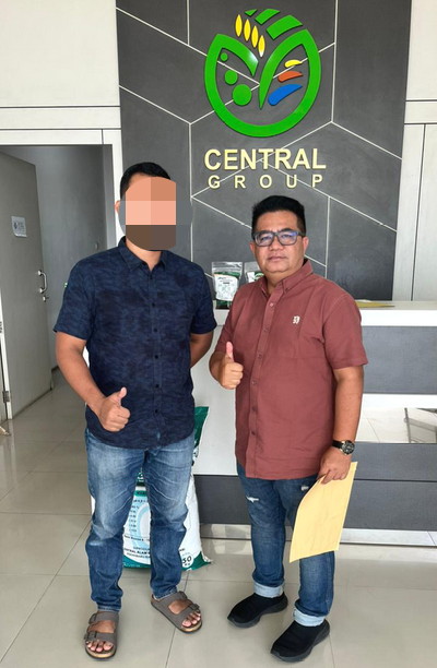 Direktur Operasional Central Group Mhd Rapii Hrp (kanan).