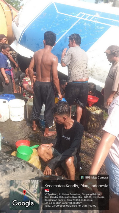 Truk Tanki Minyak Sawit Terguling di Kandis Riau, Warga Pesta Pora
