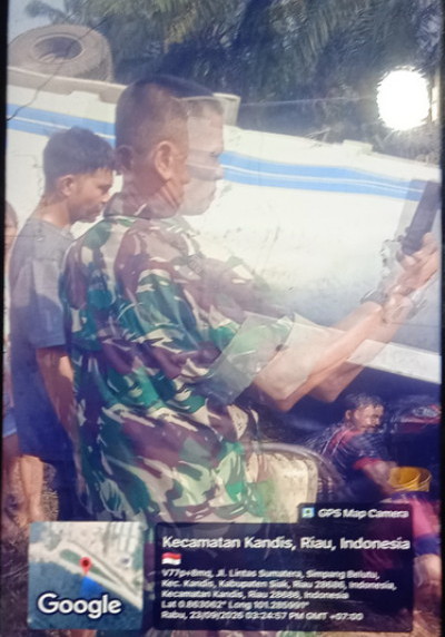 Truk Tanki Minyak Sawit Terguling di Kandis Riau, Warga Pesta Pora