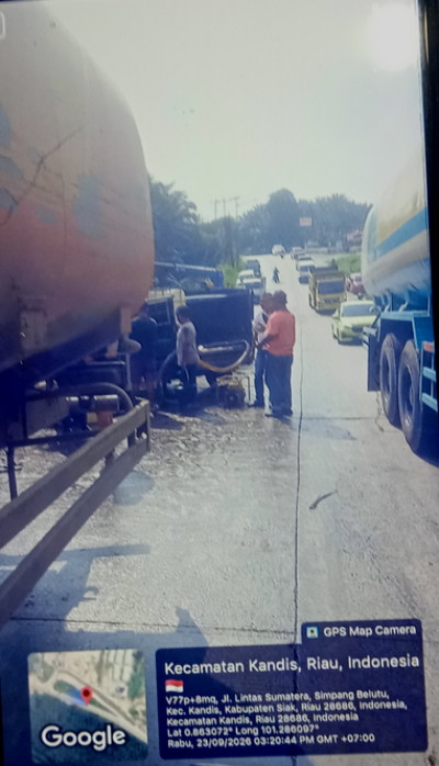 Truk Tanki Minyak Sawit Terguling di Kandis Riau, Warga Pesta Pora