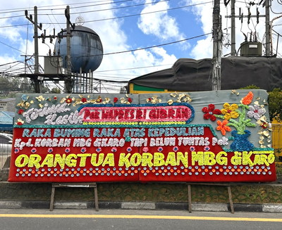 Orangtua Siswa Keracunan MBG di Karo Kirim Pesan Ke Wapres RI Lewat Papan Bunga di Tugu Perjuangan Berastagi