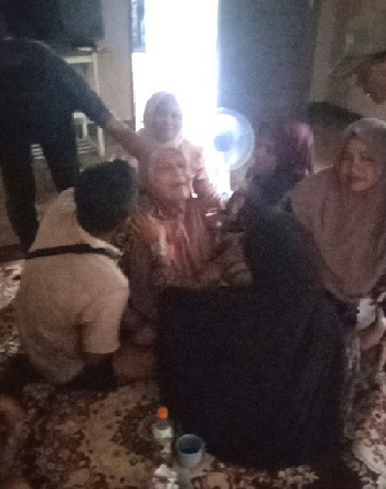 Ibu rumah tangga di Desa Tanjung Medan, histeris kebun sawitnya diekskavator perusahaan. (azf)