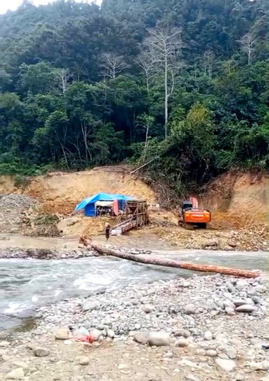 Instruksi Presiden Dikangkangi, 9 Ekskavator Hancurkan Sungai Batang Ombilin Tanah Datar