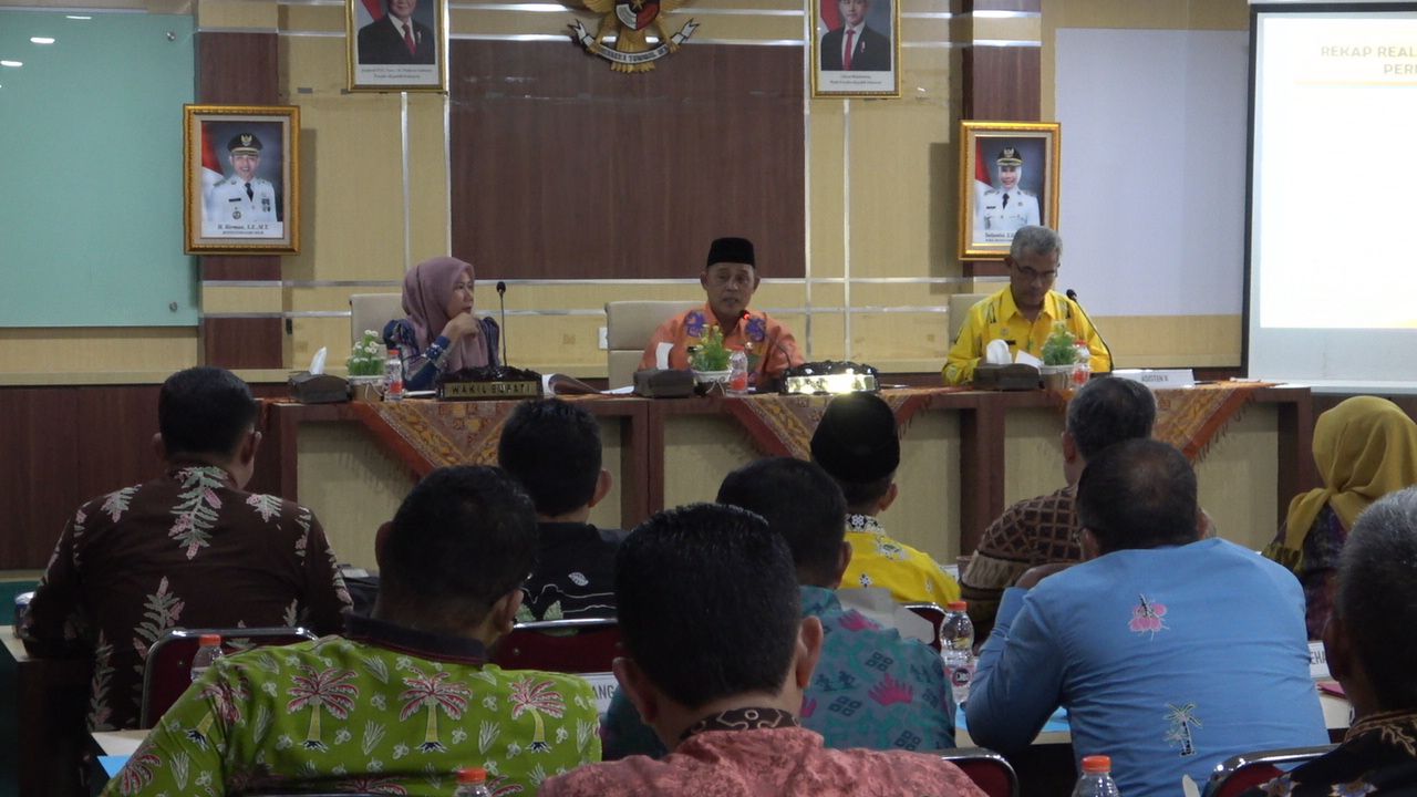 Bupati Herman Hadiri Rapat Evaluasi Fisik dan Keuangan Bersama Jajaran Pemkab Inhil