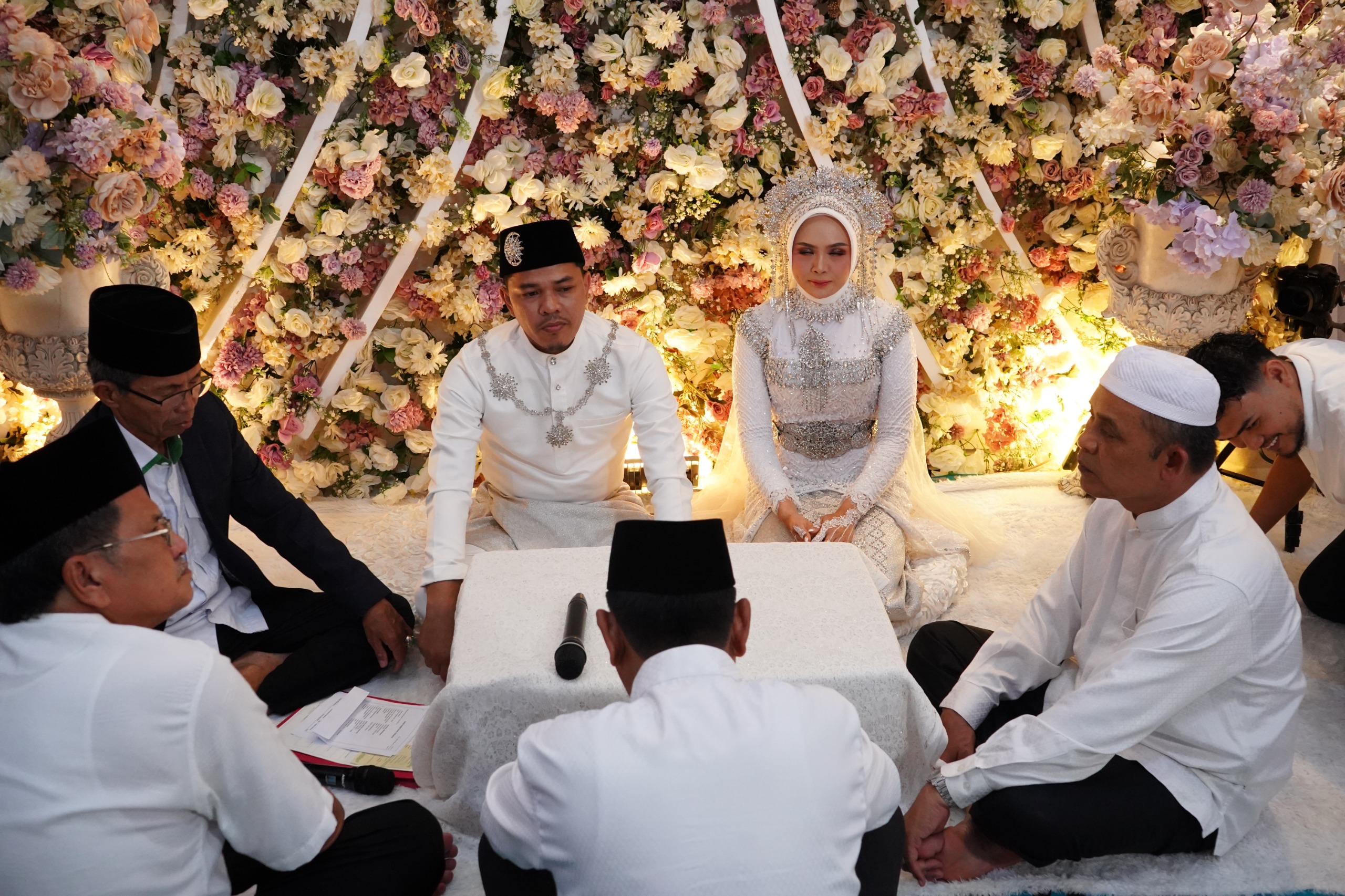 Bupati Inhil Hadiri dan Saksikan Pernikahan Putri Anggota DPRD Inhil