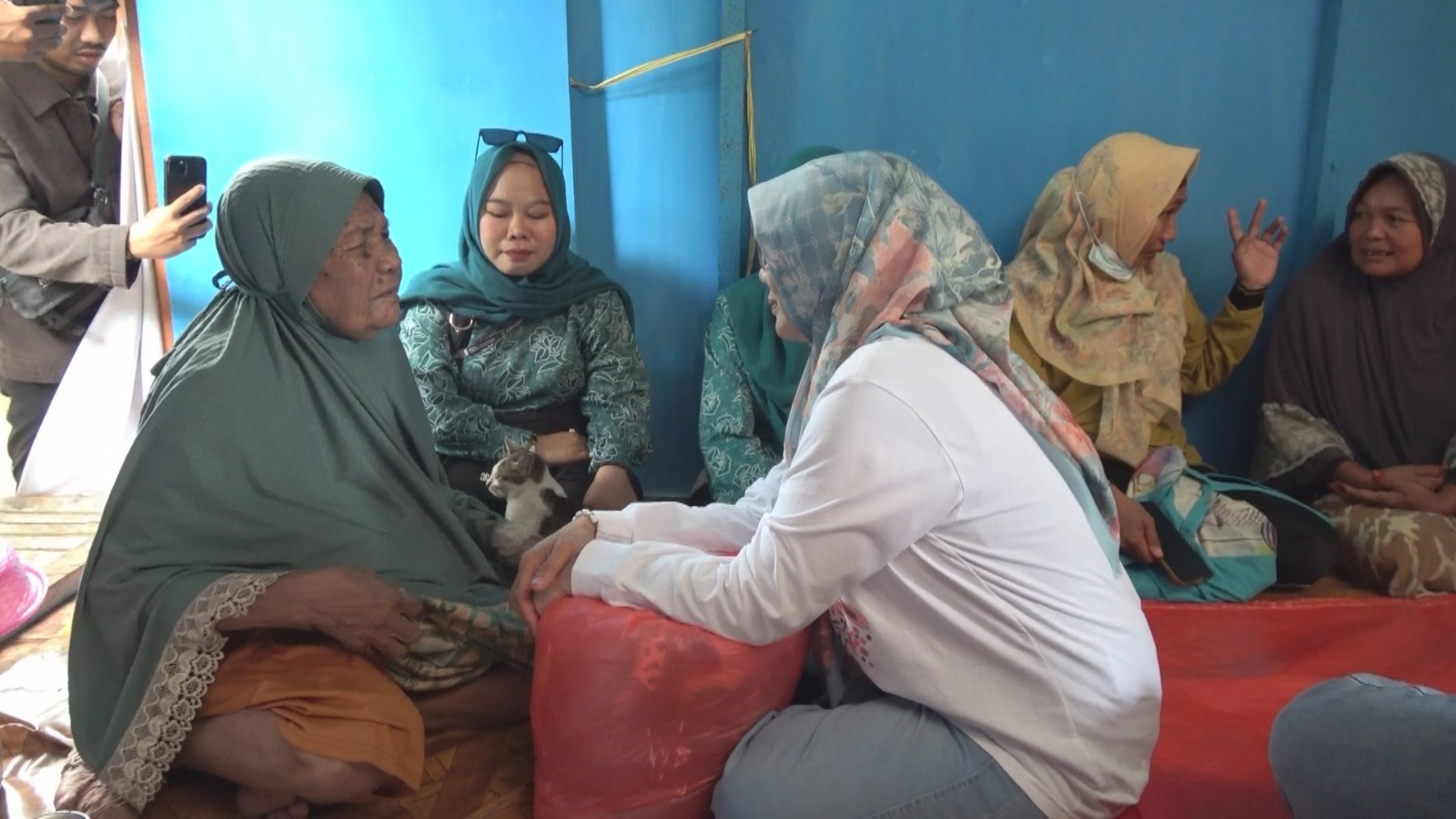 Ketua TP PKK Inhil Kunjungi Nenek Indrawati, Warga Lansia yang Tinggal Sebatang Kara
