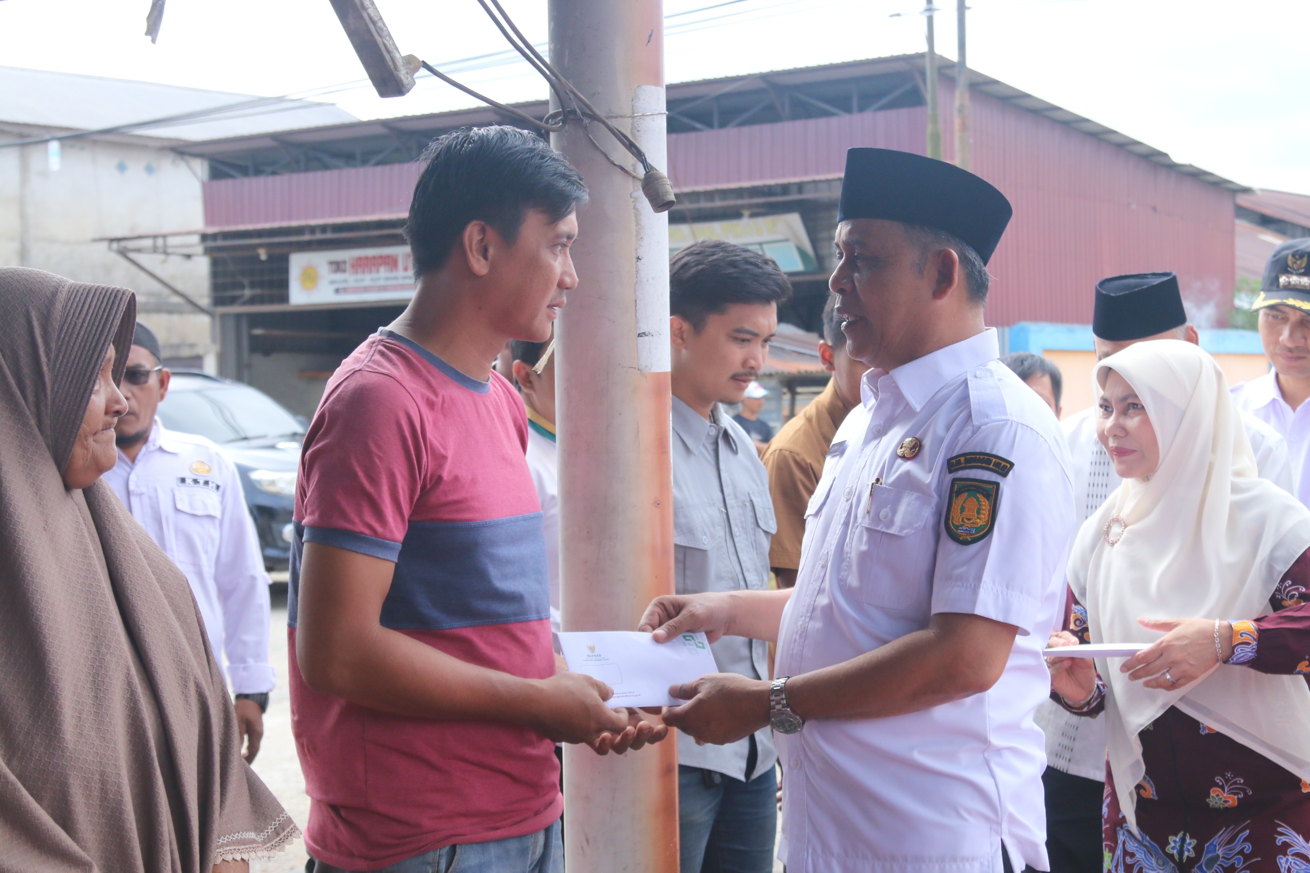 Bupati Inhil Herman Serahkan Bantuan kepada Korban Kebakaran di Tembilahan Hulu