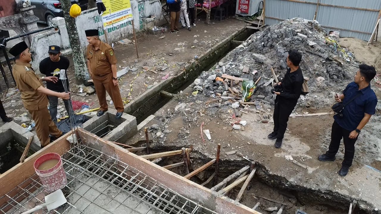 Bupati Herman Tinjau Proyek Drainase Jalan Pangeran Hidayat