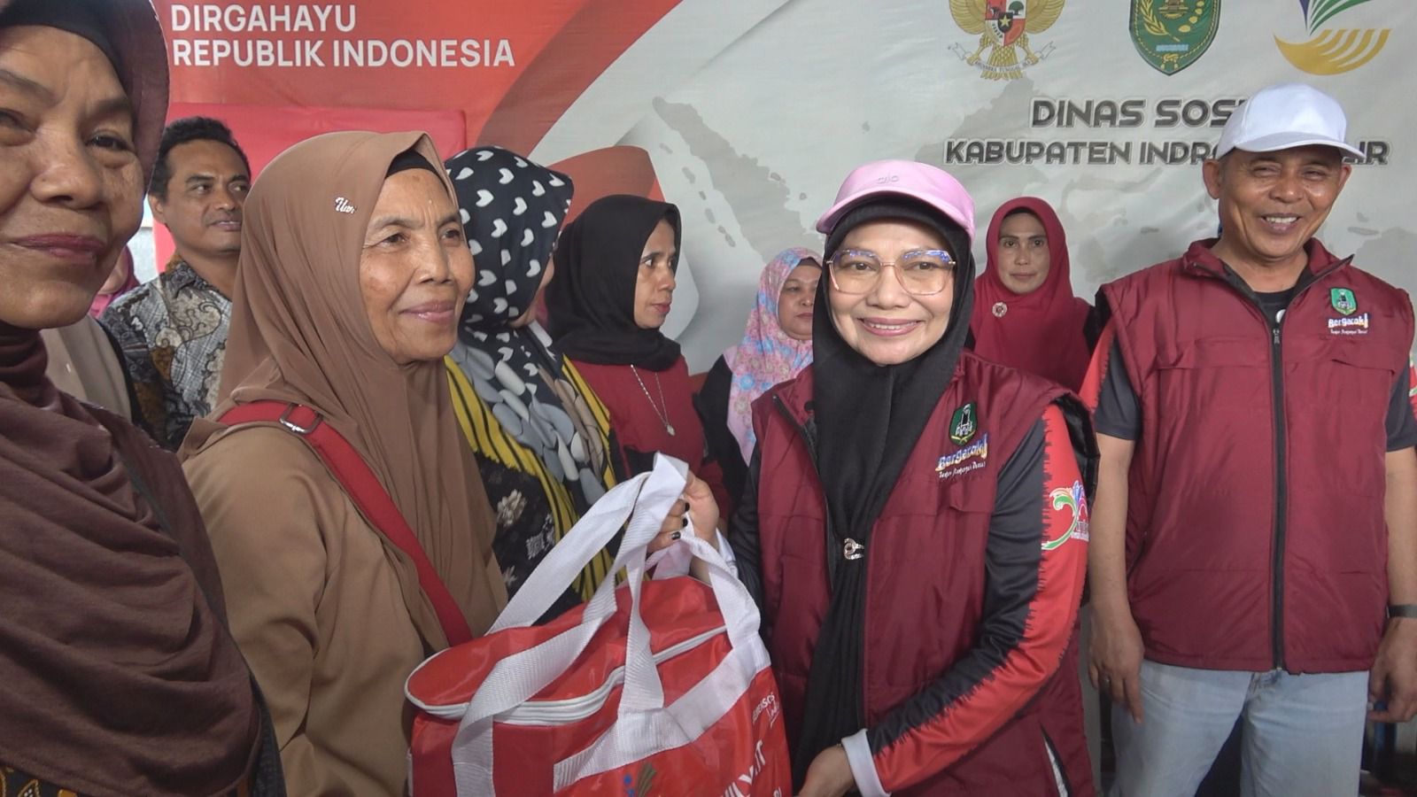 Bupati dan Ketua PMI Inhil Salurkan 124 Paket Bantuan Atensi Bersama Balai Sentra Abiseka Pekanbaru