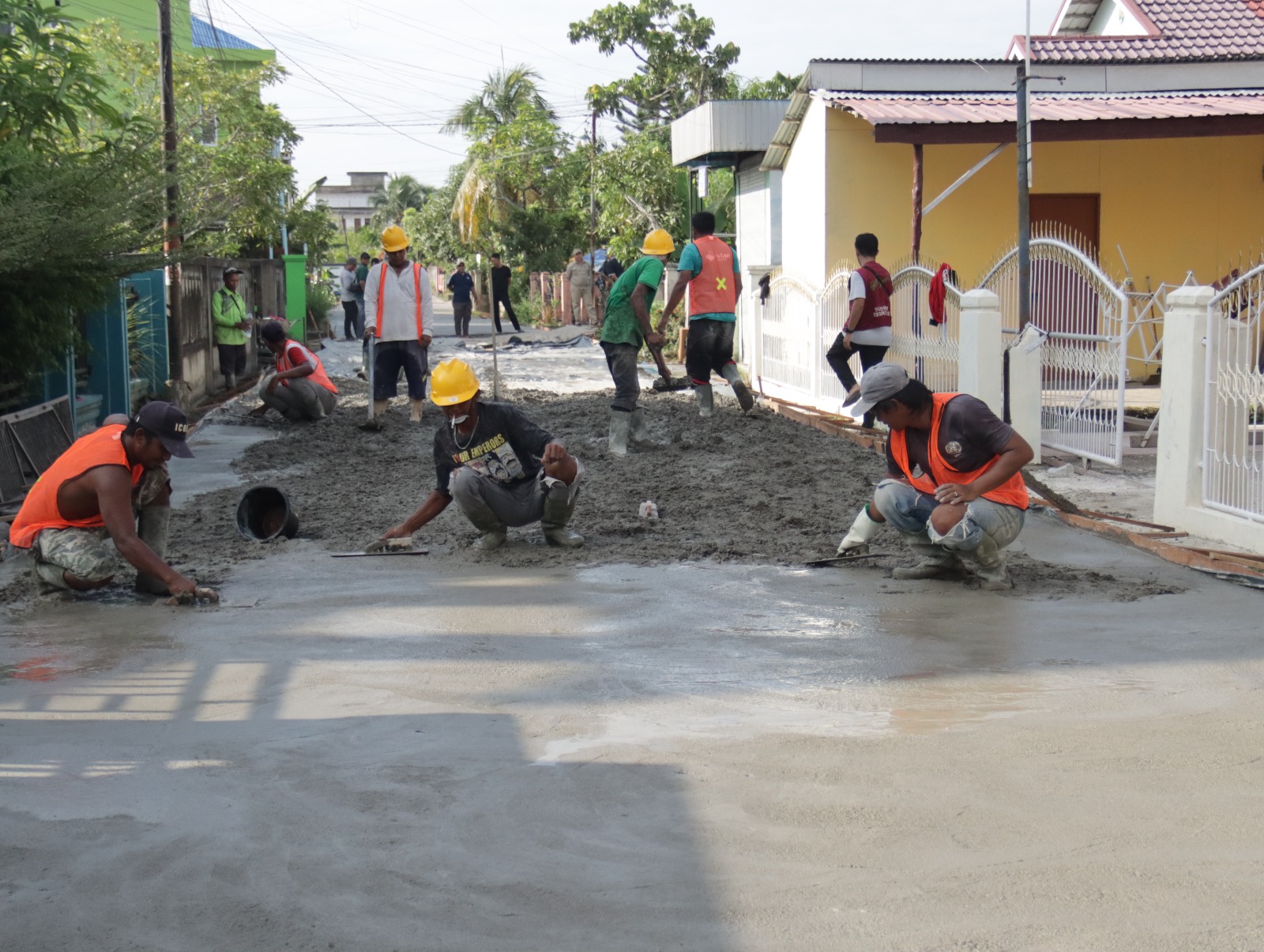 Bupati Inhil Herman Tinjau Proses Pemeliharaan Jalan Lingkungan di Tembilahan