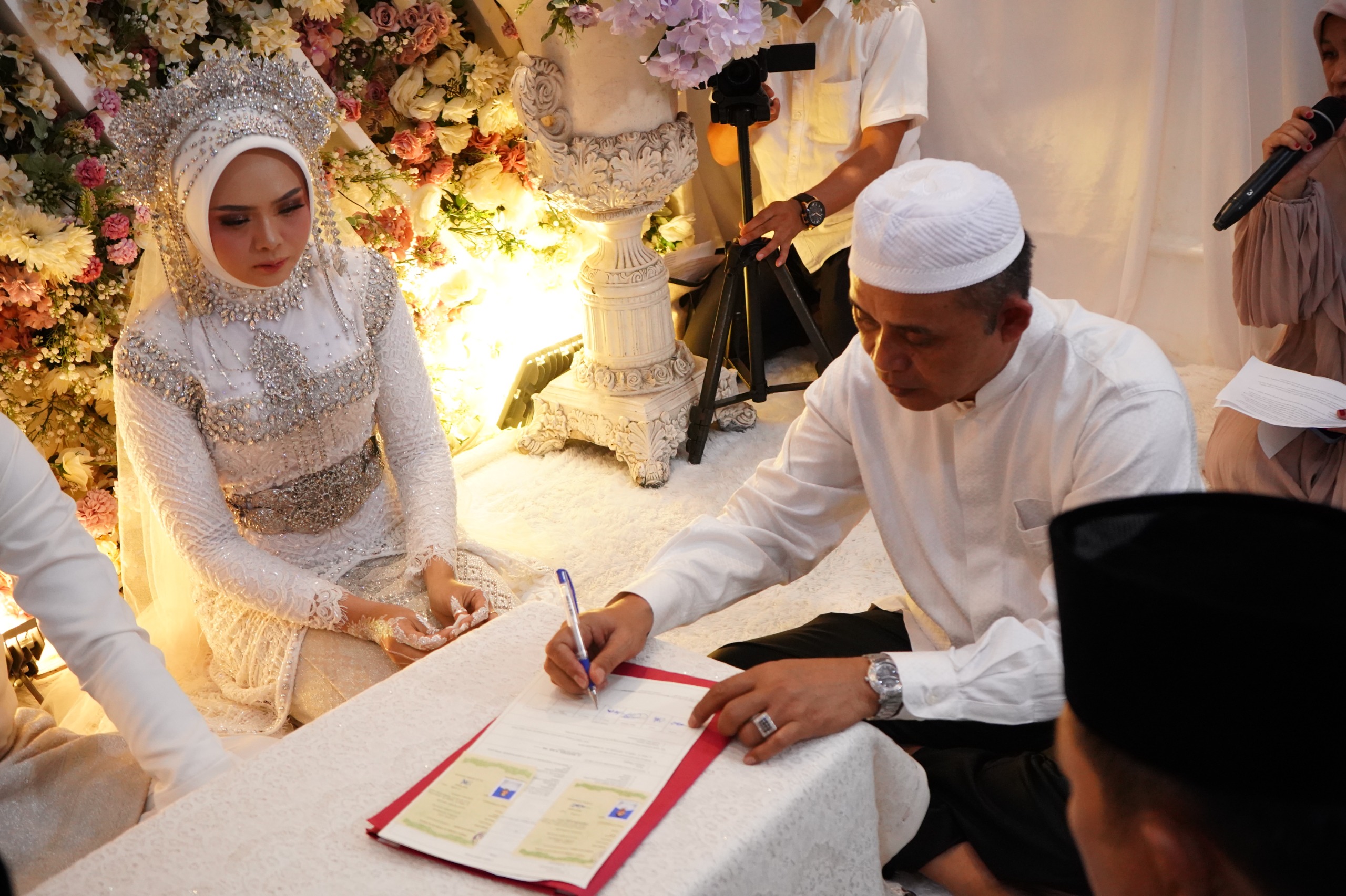Bupati Inhil Hadiri dan Saksikan Pernikahan Putri Anggota DPRD Inhil