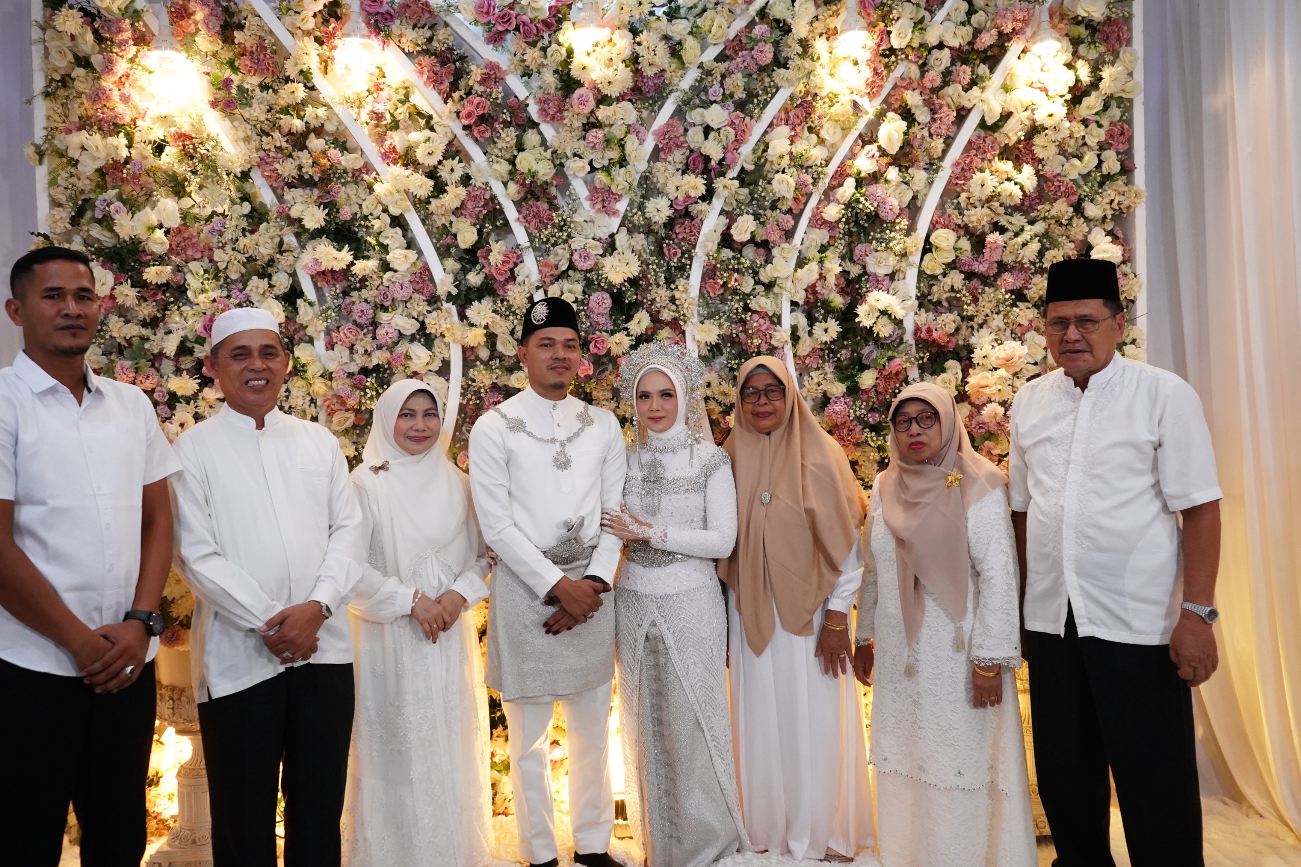Bupati Inhil Hadiri dan Saksikan Pernikahan Putri Anggota DPRD Inhil