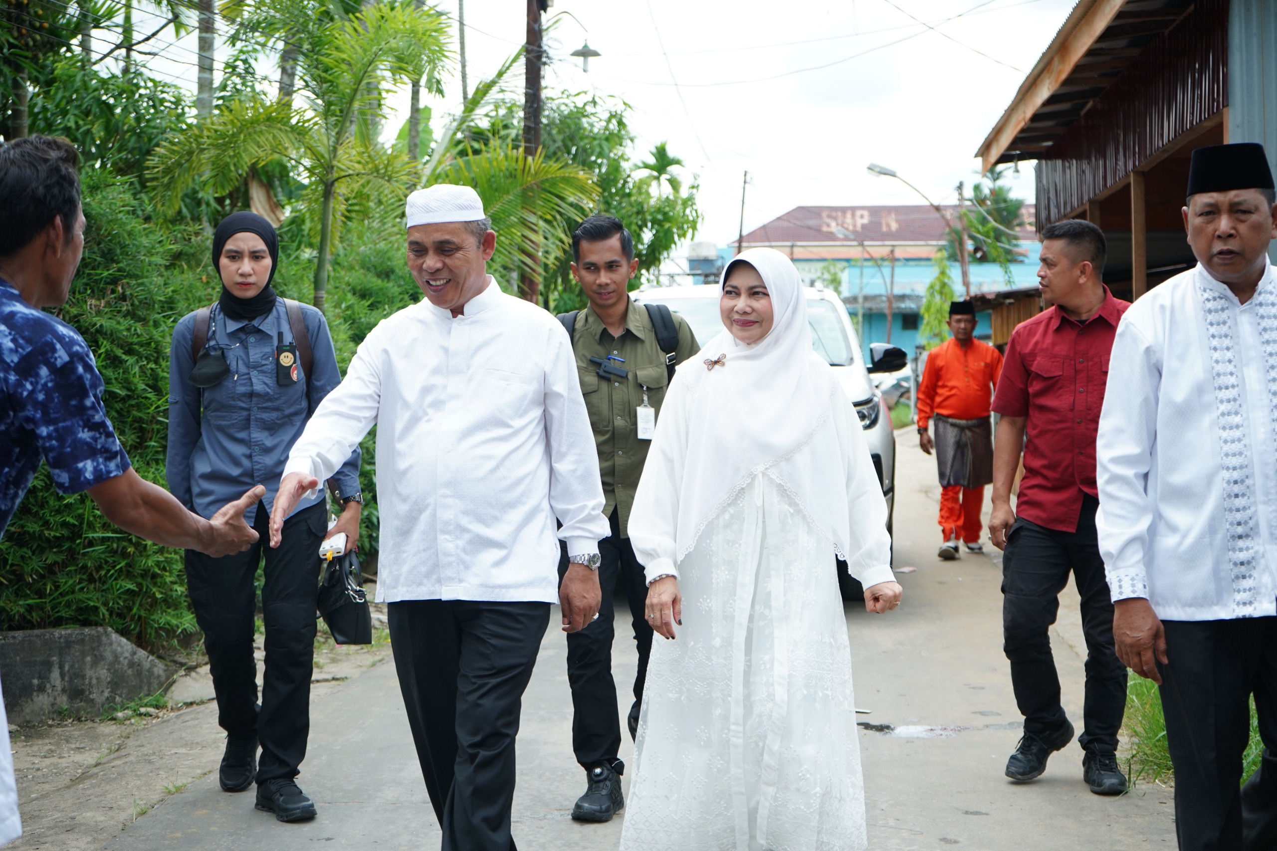 Bupati Inhil Hadiri dan Saksikan Pernikahan Putri Anggota DPRD Inhil