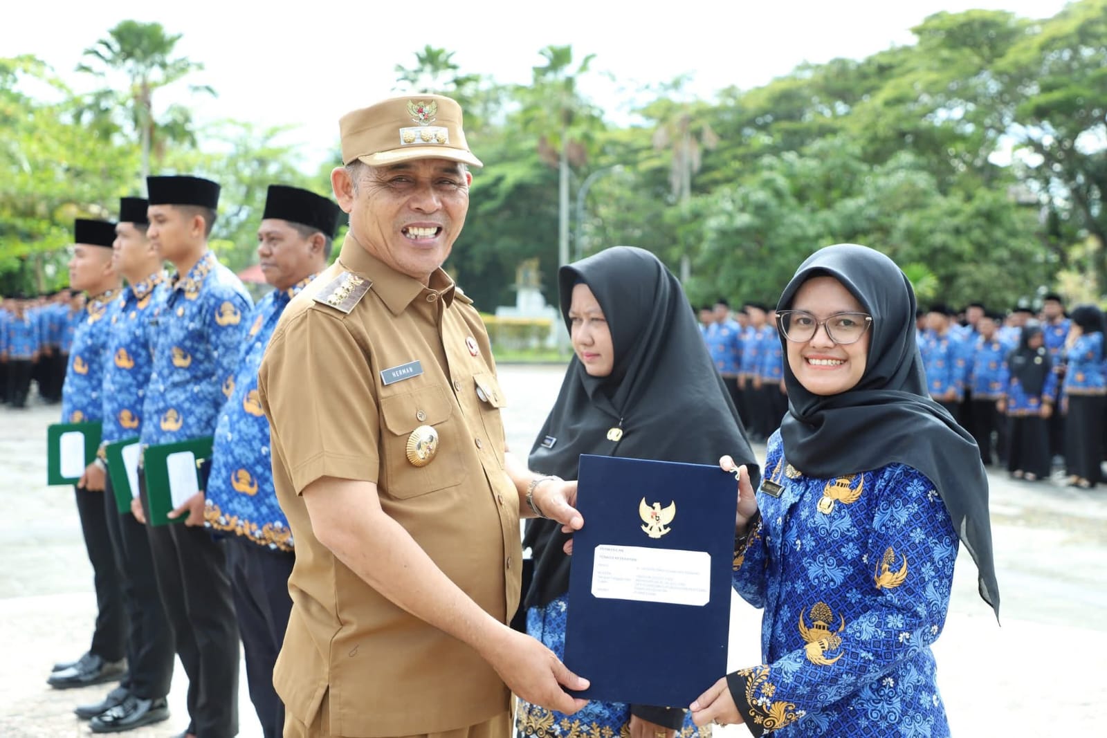 Bupati Inhil Herman Serahkan 966 SK PPPK, CPNS, dan PNS IPDN tahun 2025