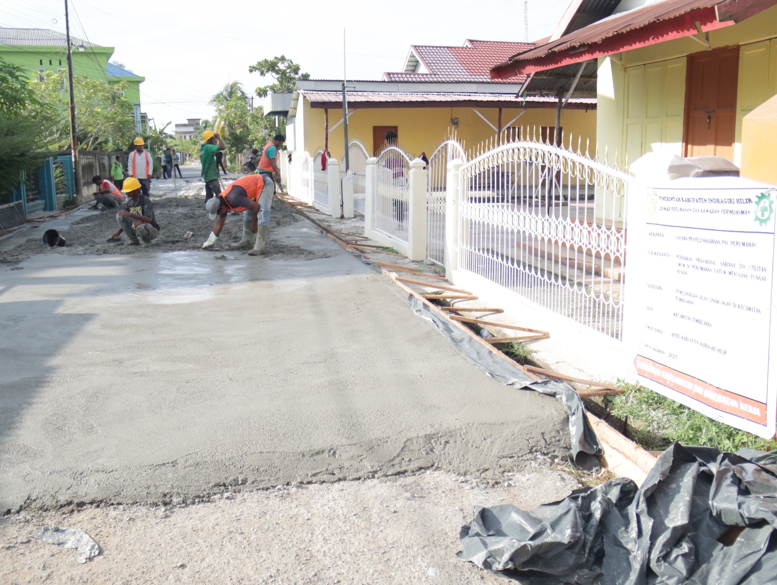 Bupati Inhil Herman Tinjau Proses Pemeliharaan Jalan Lingkungan di Tembilahan