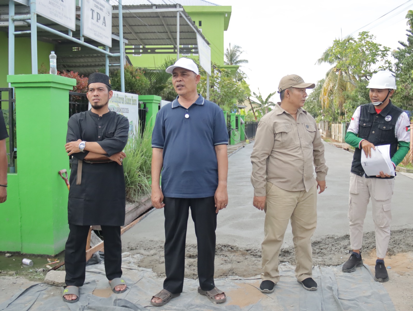 Bupati Inhil Herman Tinjau Proses Pemeliharaan Jalan Lingkungan di Tembilahan