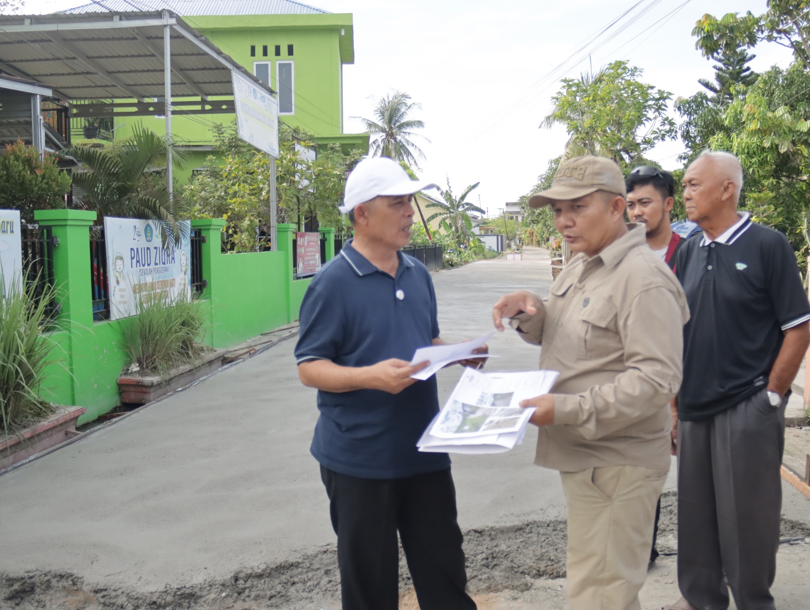 Bupati Inhil Herman Tinjau Proses Pemeliharaan Jalan Lingkungan di Tembilahan