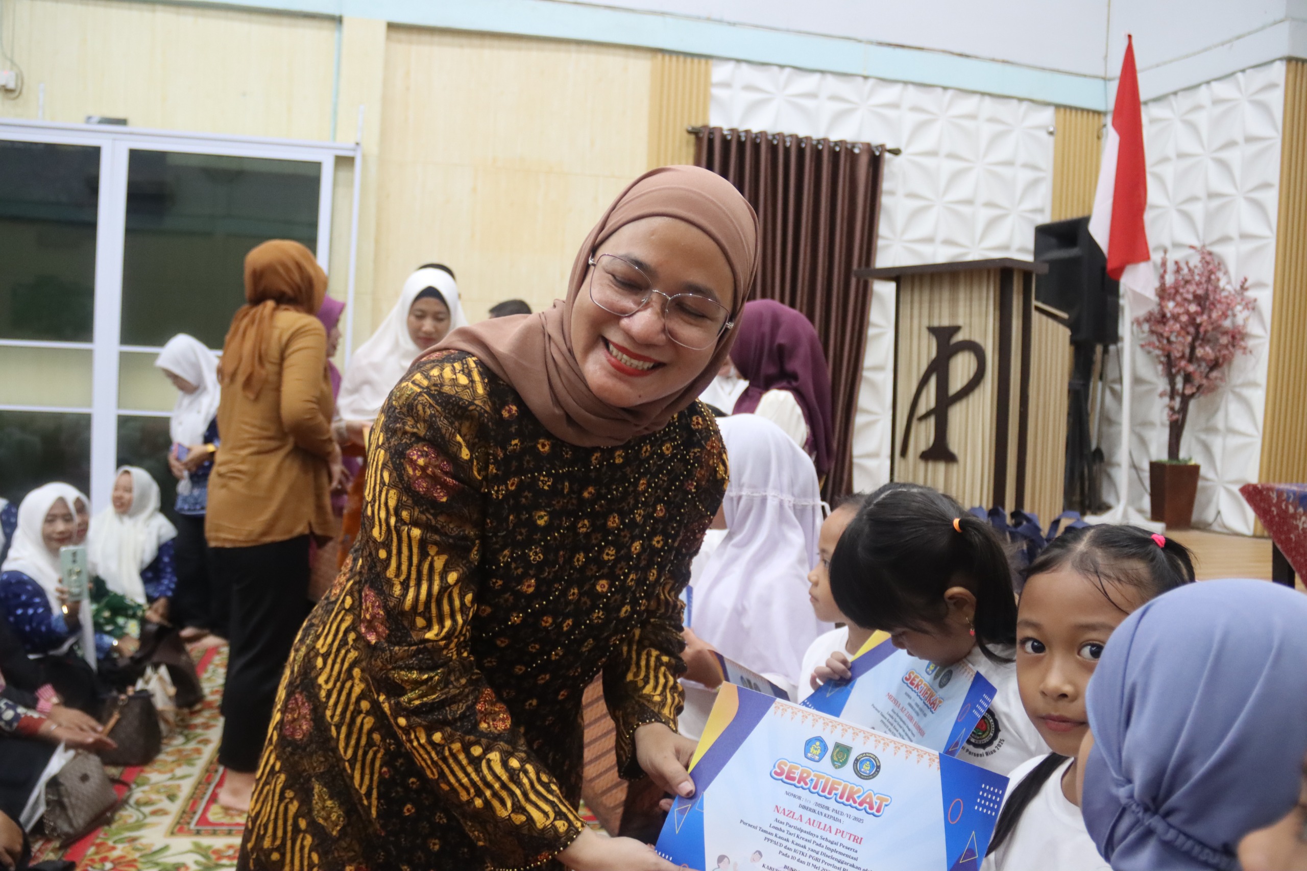 Bunda PAUD Kabupaten Indragiri Hilir Hj Katerina Susanti Herman Hadiri dan Berikan Sambutan Padang Workshop Pendidik dan Tenaga Kependidikan