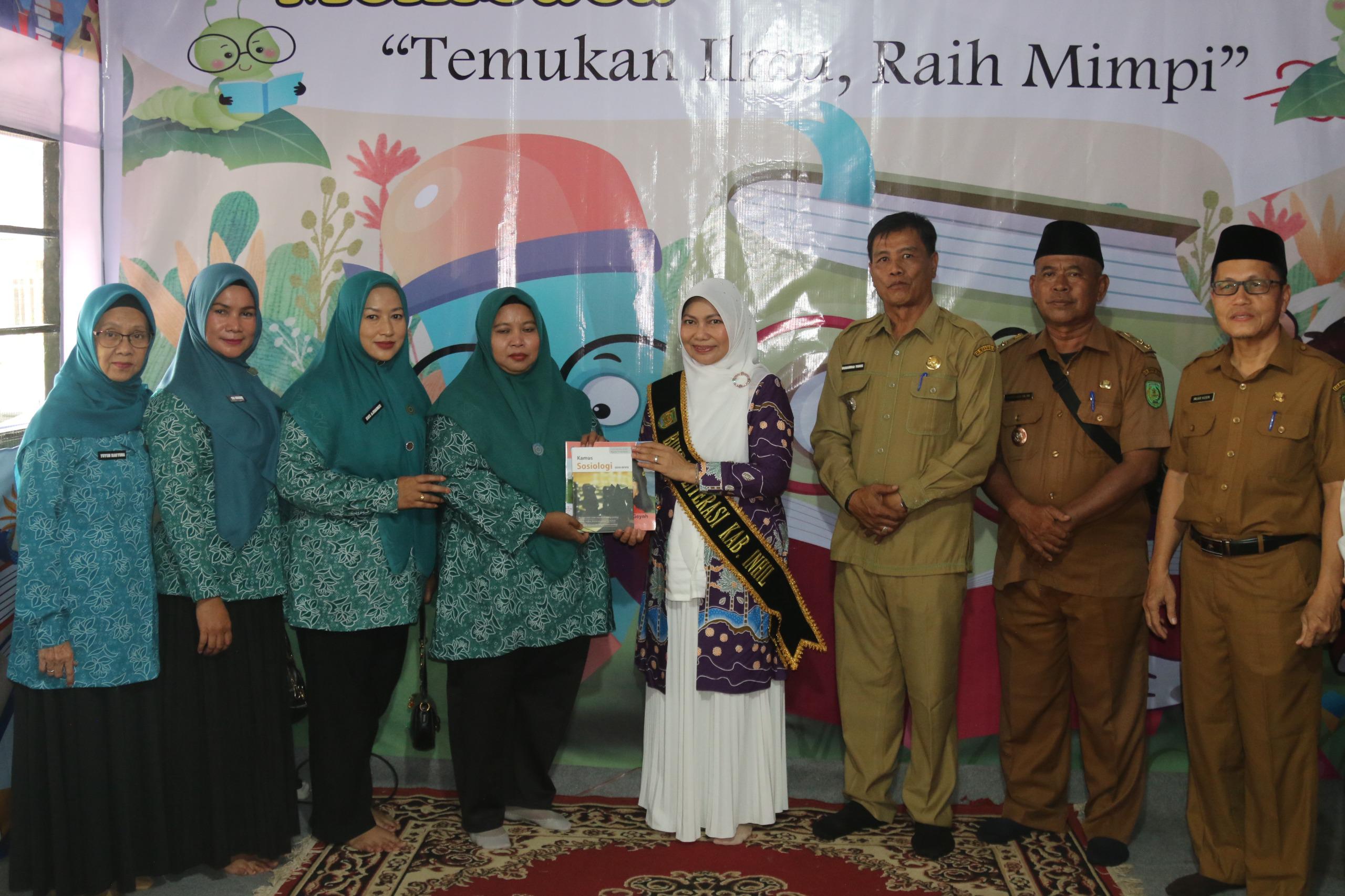 Bunda Literasi Inhil Resmikan Perpustakaan Kecamatan Tembilahan