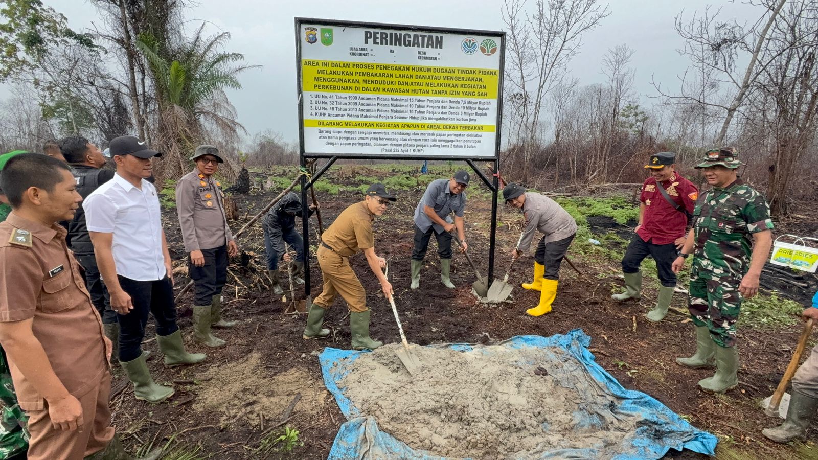 Bupati Inhil Menghadiri Pemasangan Plang / Papan Peringatan di Desa Bayas Jaya