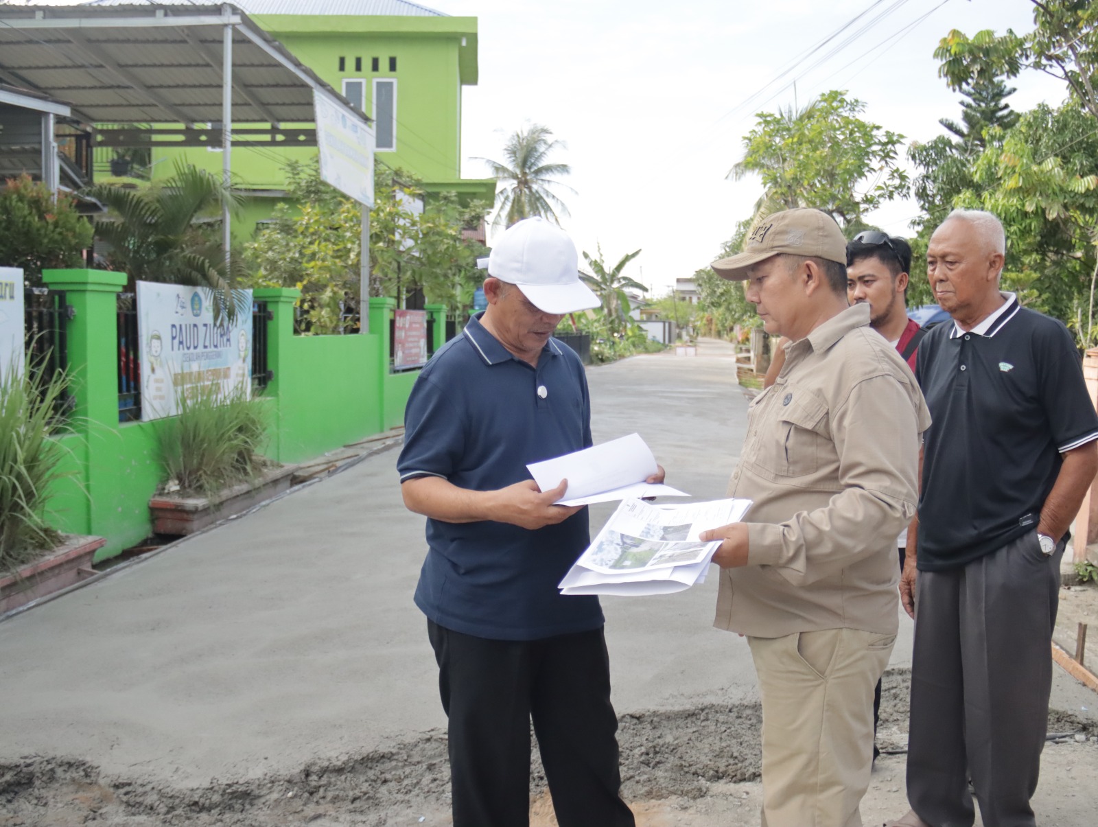 Bupati Inhil Herman Tinjau Proses Pemeliharaan Jalan Lingkungan di Tembilahan